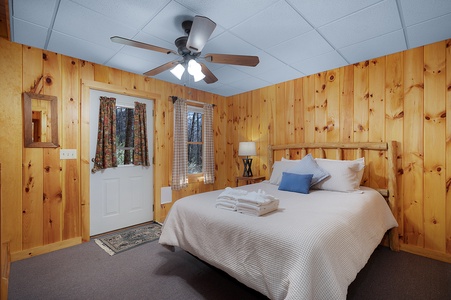 The Leaf Landing - Lower Level Queen Bedroom