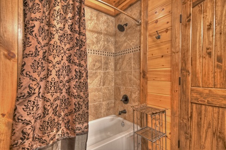 Woodsong - Lower Level Full Bathroom