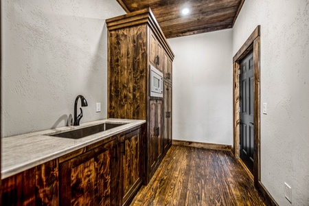 Misty Trail Lakehouse - Mudroom with Sink