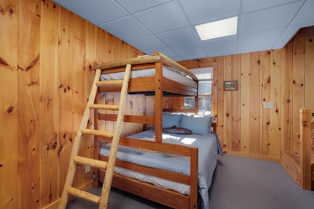 The Leaf Landing - Lower Level Bunk Room