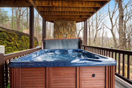 Yogi's Retreat - Lower Level outdoor Hot Tub