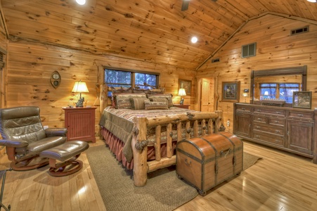 Sassafras Lodge- Master king bedroom / full view