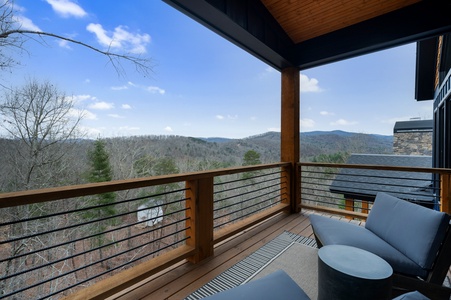 Blue Fox Lodge - Upper Level King Suite Private Balcony