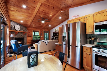 Creek Music Cabin - Kitchen-Dining Area