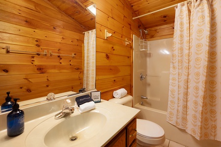 Rivers D Lite - Upper Level Shared Bathroom