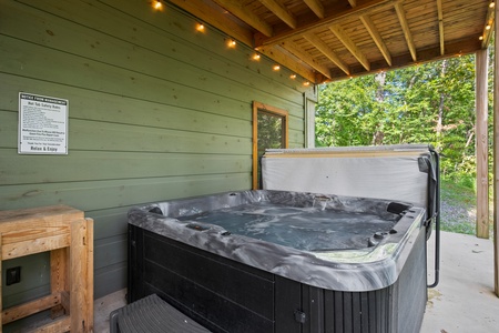 BeauJax Cabin - Hot Tub on Lower Level Patio