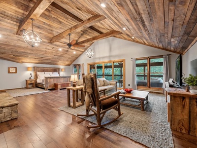 The River House - Upper Level Spacious King Suite
