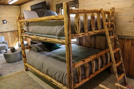 Privacy Peak - Garage Apartment Queen over Queen Bunk Beds