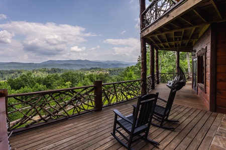 Lookout Lodge - Lower Level Deck