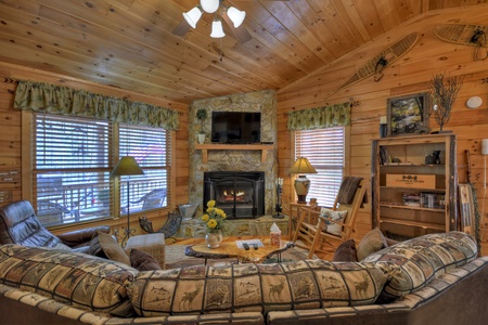 Boo Bear - Living Room with Wood-Burning Fireplace