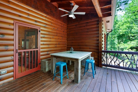 Bentley's Retreat - Back Deck Dining Area