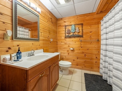 Sunrise on the Ridge - Lower-Level Shared Bathroom