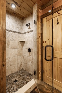 Lookout Lodge - Entry Level King Suite Shower