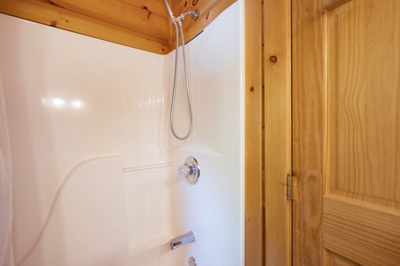 Wise Mountain Hideaway - Primary King Suite Bathroom