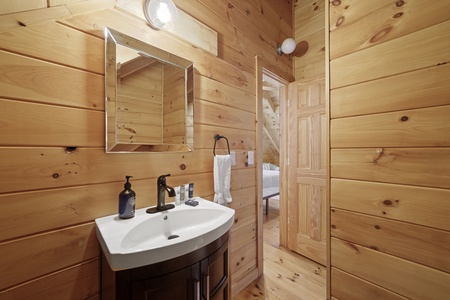 Lake Ridge - Upper Level Suite Bathroom
