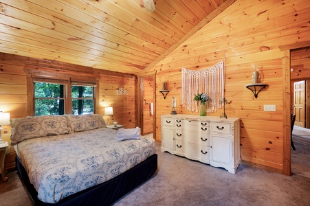 Hazy Hideaway - Upper Level Guest Queen Bedroom