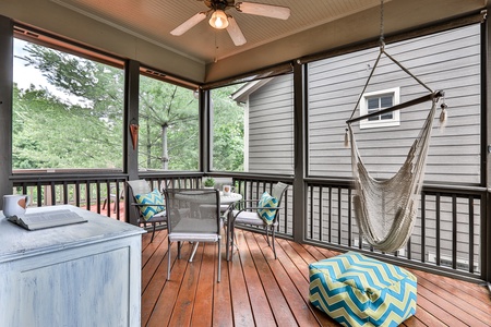 Bear Pause Cottage - Screened In Porch Space