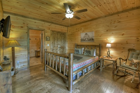 Woodsong - Lower Level Queen Bedroom