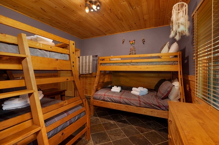 Escape to Dreamcatcher - Lower Level Bunk Bedroom