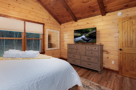 Goose Island Retreat - Upper Level Queen Bedroom 2