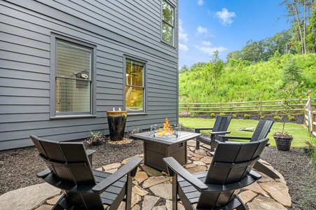 A Stoney Marina - Fire Pit Table Area