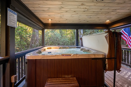 Cartacay River Retreat - Screened In Hot Tub Area