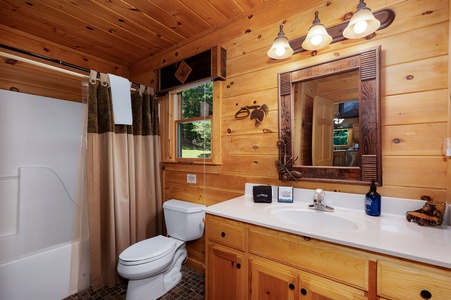 Wise Mountain Hideaway - Shared Bathroom