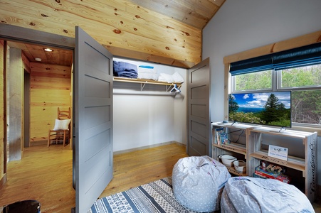 Rustic Elegance - Loft Bunkroom