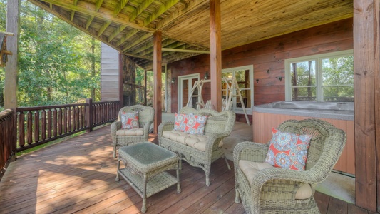 Pinecrest Lodge - Exterior deck seating area