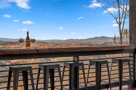 Blue Run - Entry Level Deck Grill's Seating Area