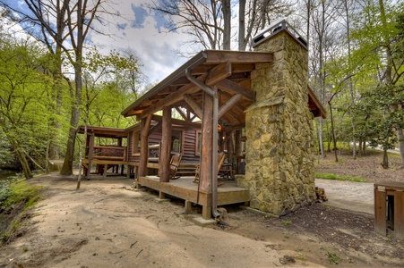 Hothouse Hideaway- Exterior view of the cabin outdoor space