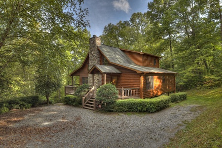 Hogback Haven- Driveway View of Cabin