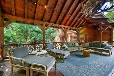 Bentley's Retreat - Back Deck Entertainment Area