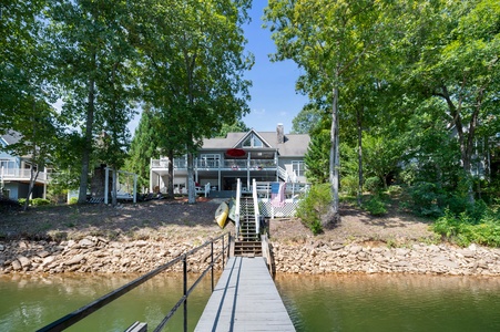 Lakeview Lounge - Dock Area