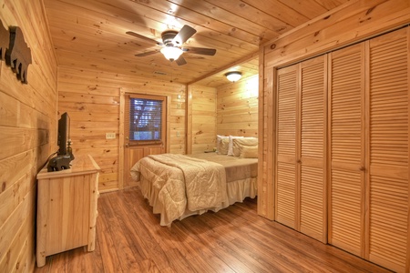 Blue Lake Cabin - Lower Level Queen Bedroom