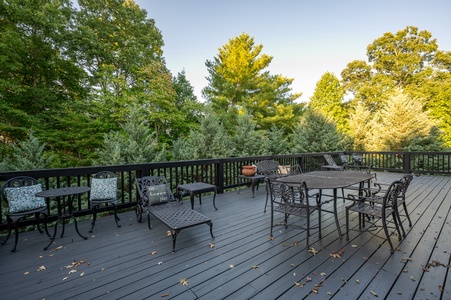 Ritz on The Rocks - Seating on Uncovered Back Deck