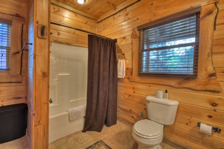 Sassafras Lodge- Main level bathroom