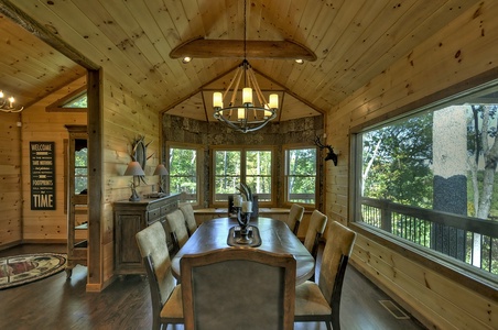 The Vue Over Blue Ridge- Dining room area with table and chairs