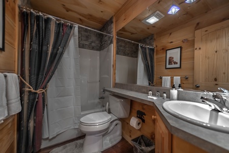 Misty Mountain Escape - Main Level Full Bathroom