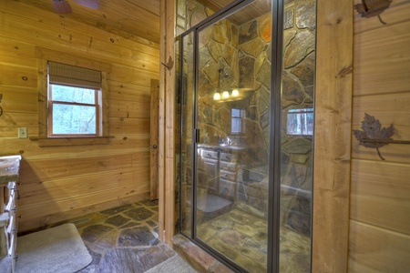 Reel Creek Lodge- Large walk in stone shower