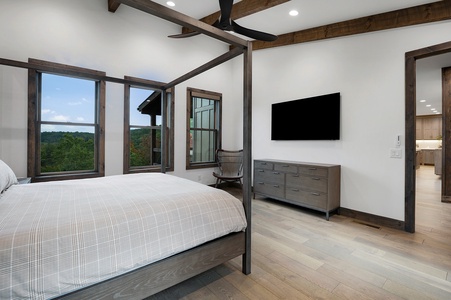 Vacay Chalet - Entry Level Primary King Bedroom