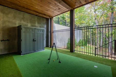 Iron Tree Lodge - Covered Putting Green