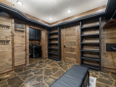 River Joy Lodge- Entry Level Primary King Bedroom Closet