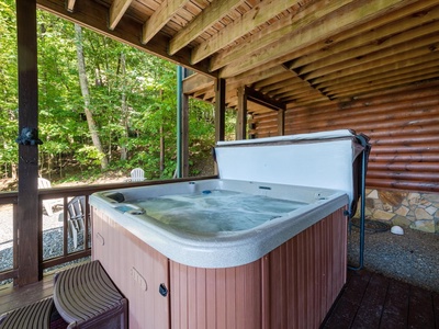 Bear Necessities- Hot tub on the deck space
