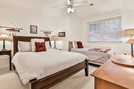 Bear Pause Cottage - Bedroom