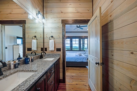 Daybreak Ridge - Lower Level Guest King Bedroom's Bathroom