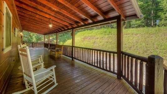 Pinecrest Lodge - Porch Seating Area