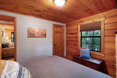 Creek Music Cabin - Guest Queen Bedroom