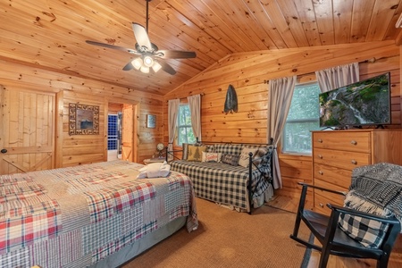 The Loose Caboose - Entry Level Guest Queen Bedroom