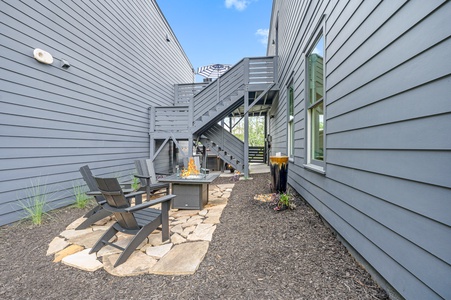 A Stoney Marina - Fire Pit Table Area